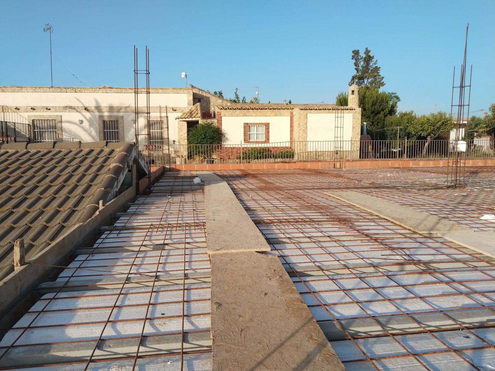 Ejecución de estructura y cubierta en vivienda residencial