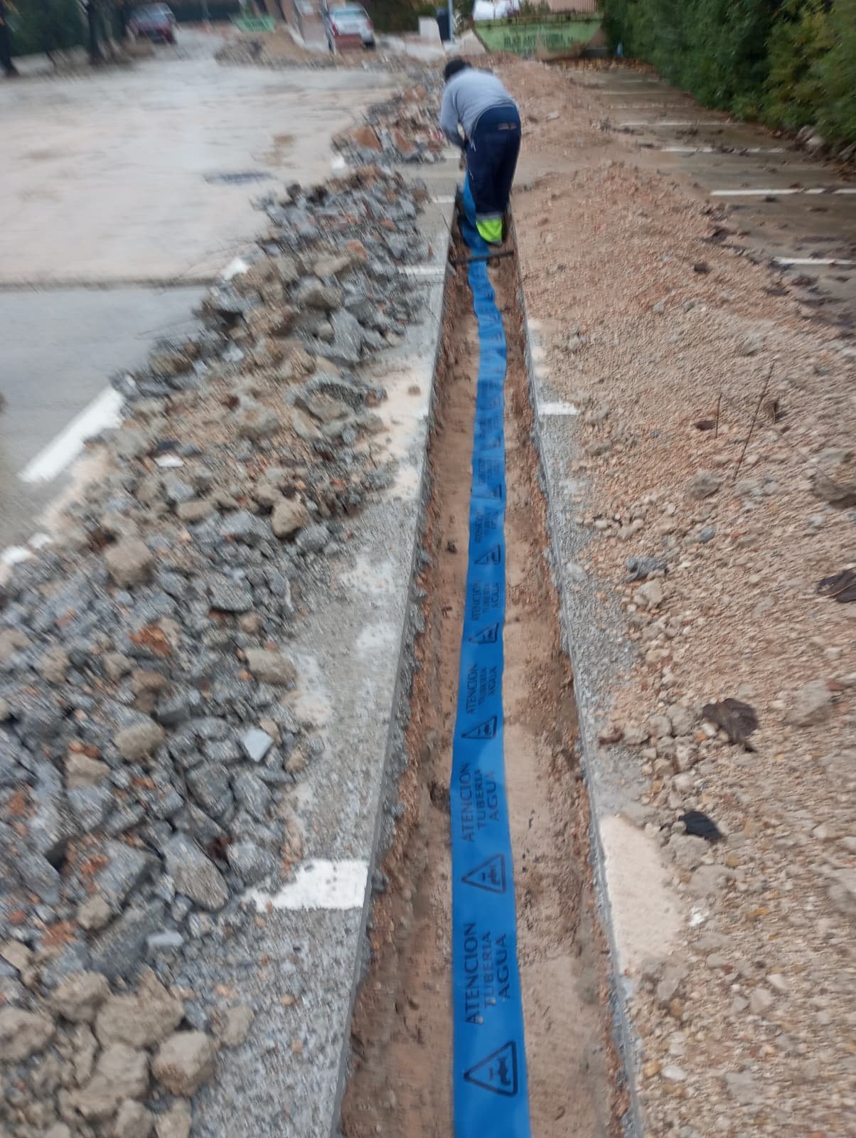 Ejecución de zanja para canalización de instalaciones en zona exterior