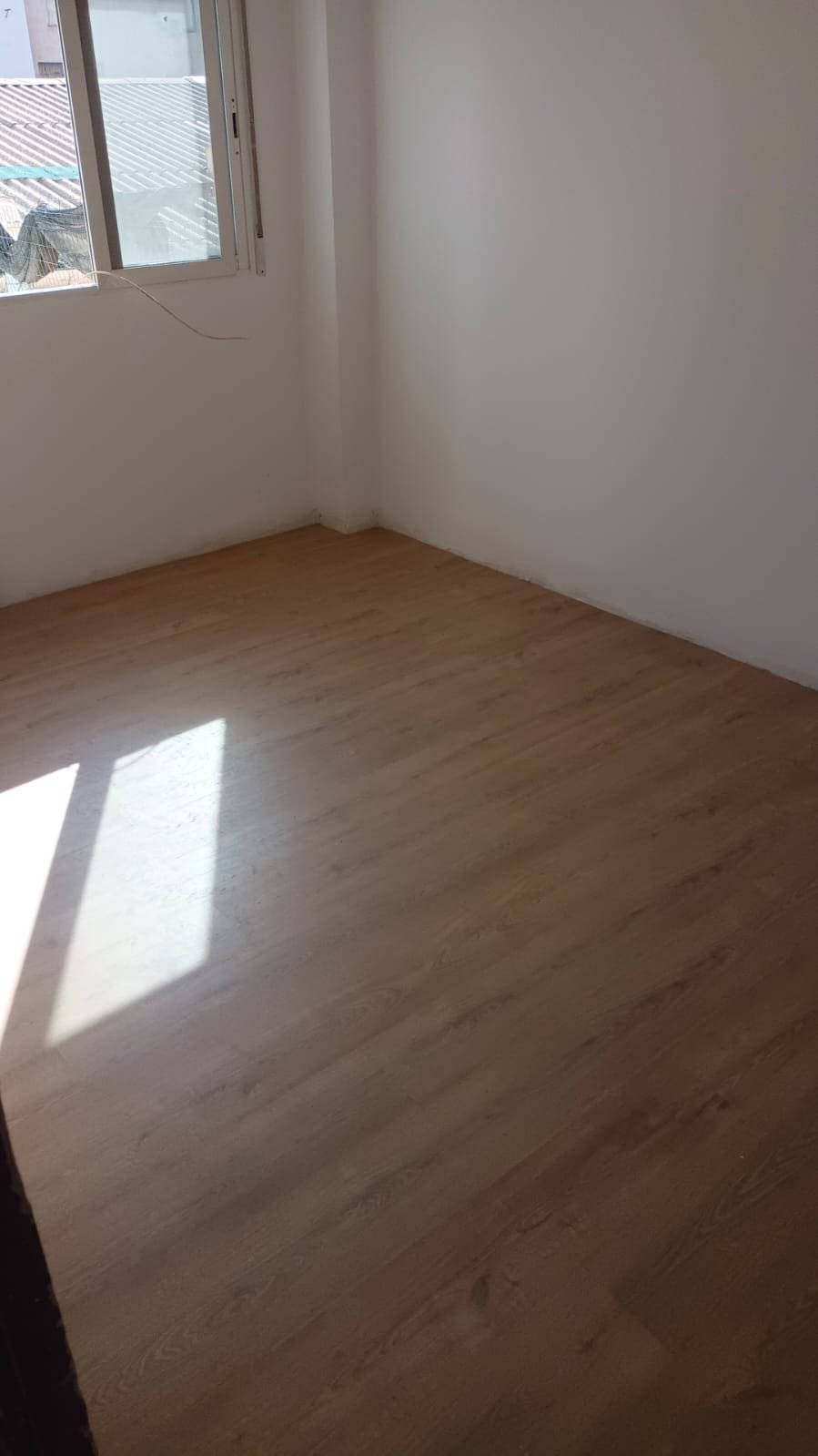 Instalación de suelo laminado en vivienda – Acabado efecto madera natural