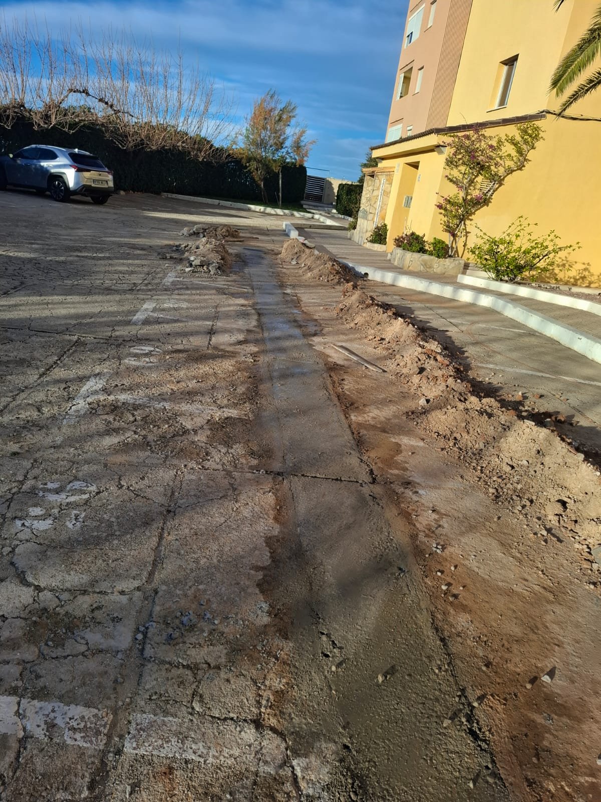 Ejecución de zanja para canalización de instalaciones en zona exterior