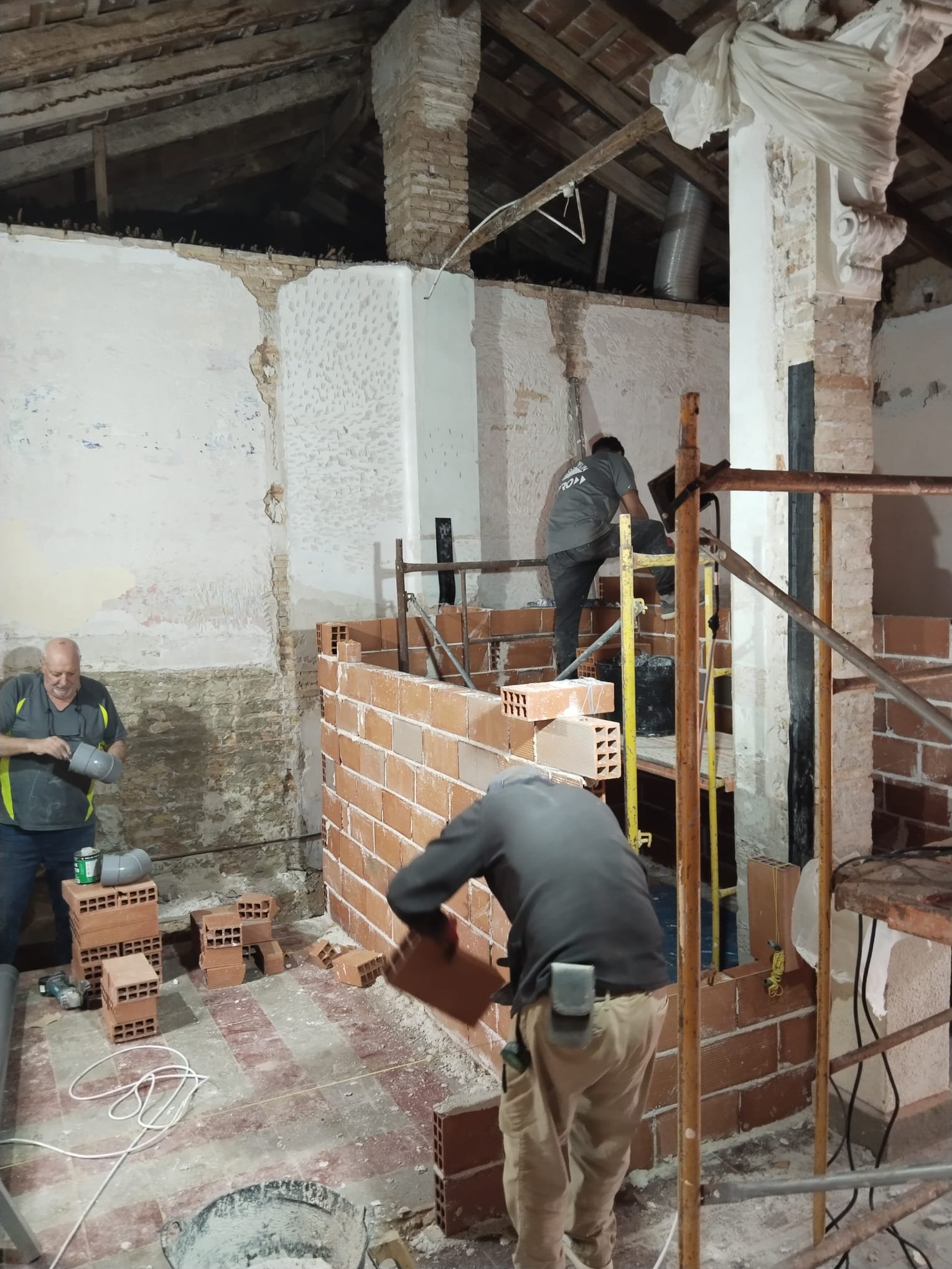 Rehabilitación interior completa de vivienda con redistribución de espacios