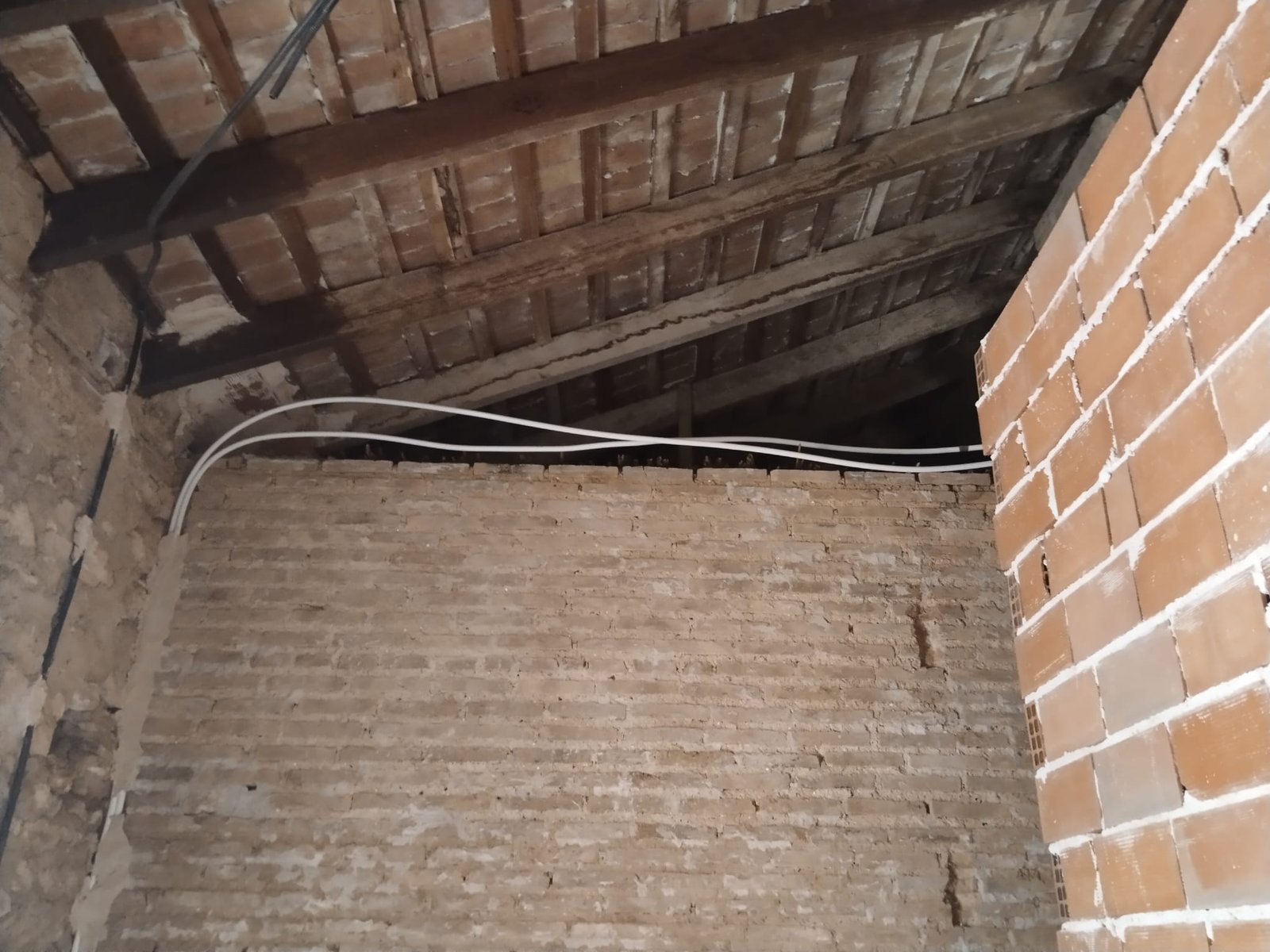 Rehabilitación interior completa de vivienda con redistribución de espacios