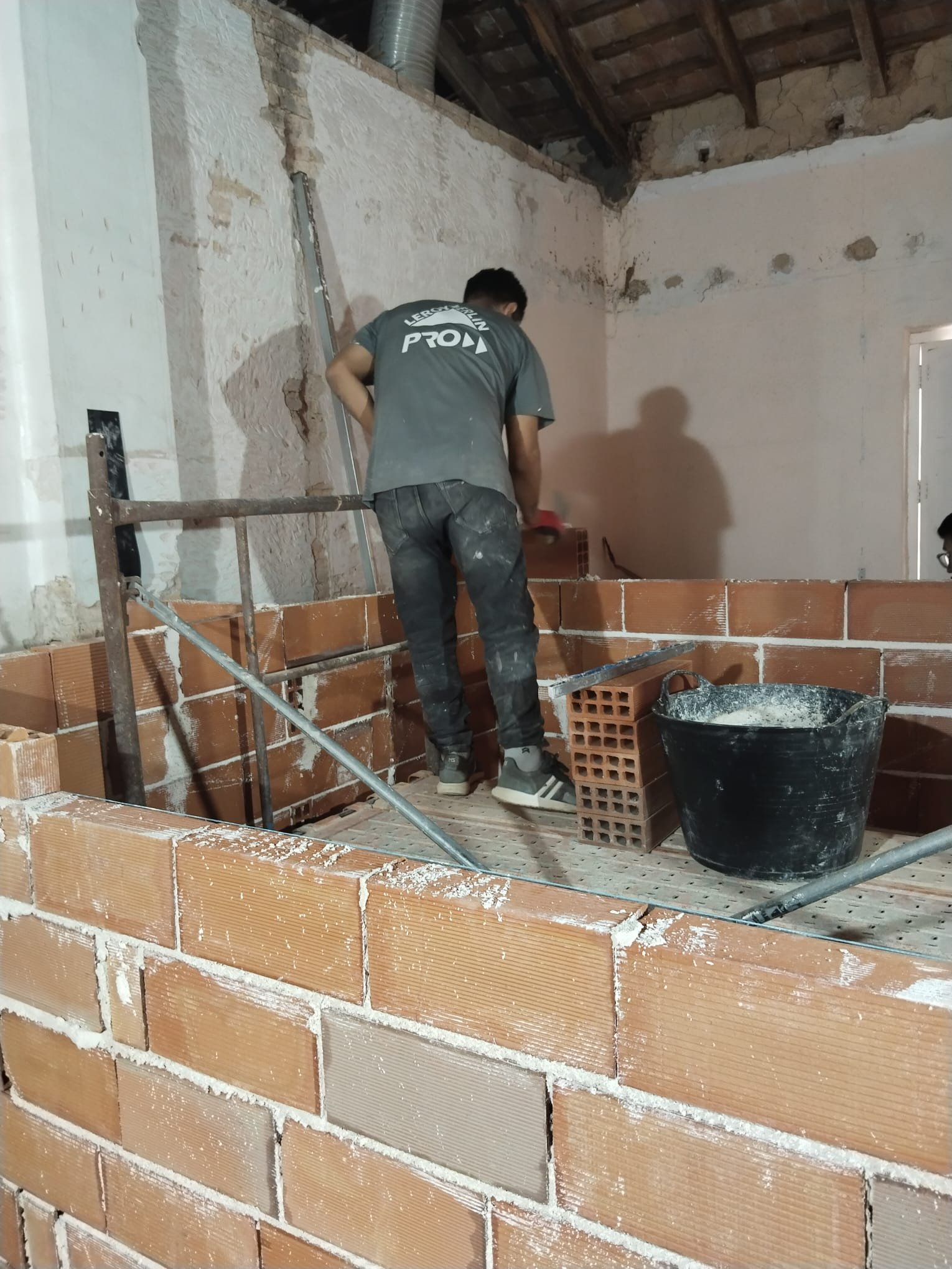 Rehabilitación interior completa de vivienda con redistribución de espacios